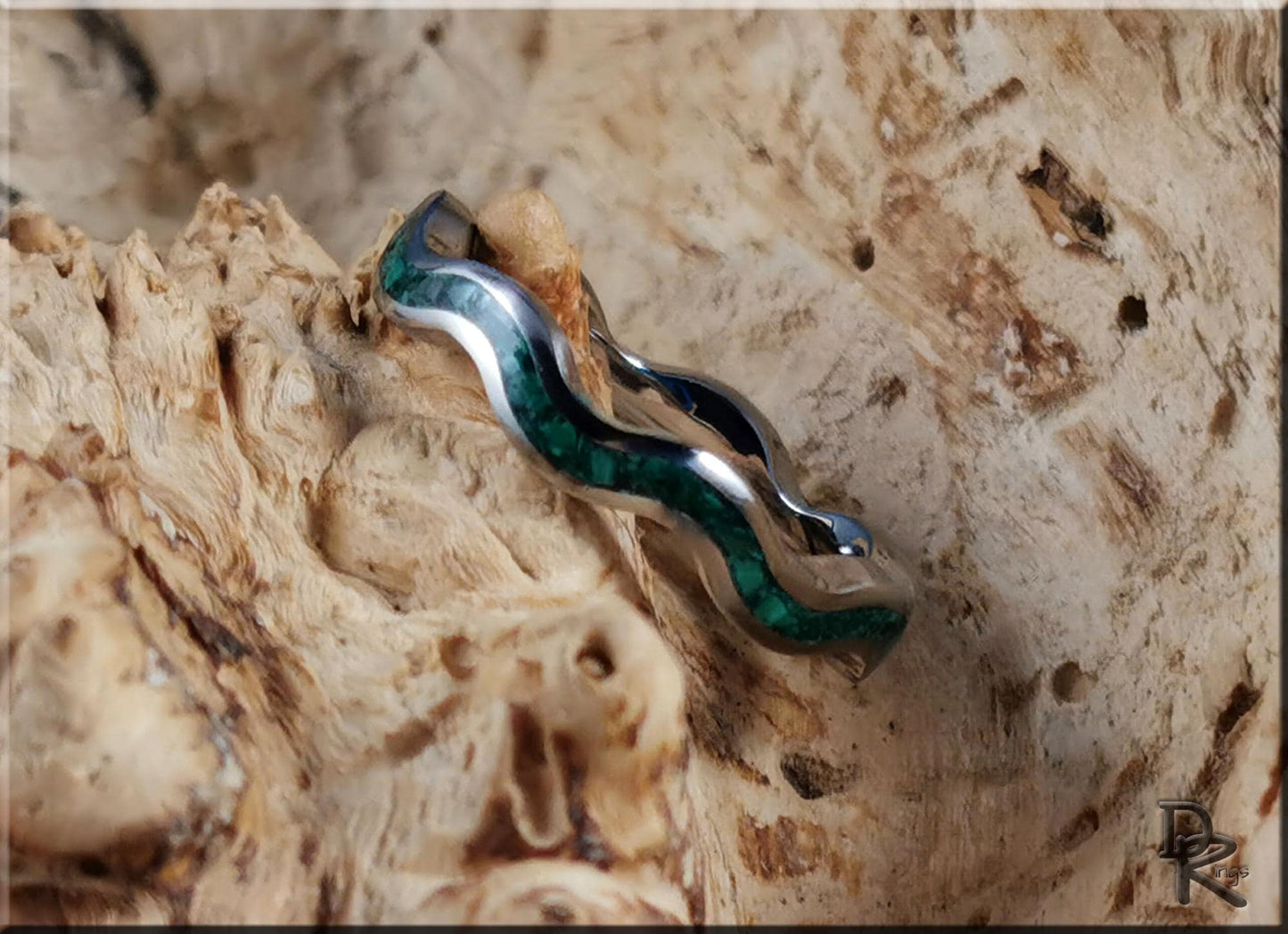 Titanium 4mm Clamshell Ring w/Green Malachite inlay - metal ring