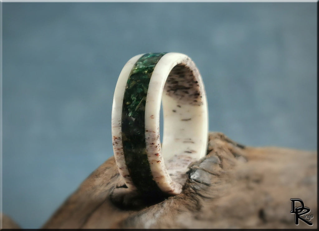 DR Rings antler ring with mica featuring a green mica inlay and natural antler band